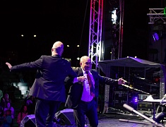 С днём рождения Благовещенск поздравили солист музыкального театра «Геликон-опера» Дмитрий Янковский и оркестр «АмурДжазБэнд»