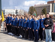 Копию Знамени Победы подняли на флагшток в Благовещенске в преддверии 9 Мая