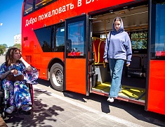 Двухэтажный автобус-кабриолет «провел» первую экскурсию по Благовещенску