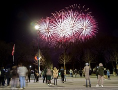 Небо над Благовещенском озарил высотный фейерверк