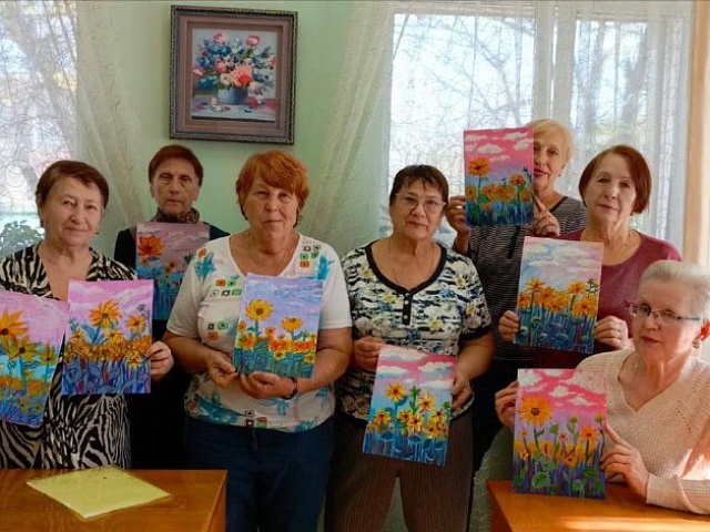 В Благовещенске старшее поколение танцует, рисует, лепит, занимается спортом и рукоделием