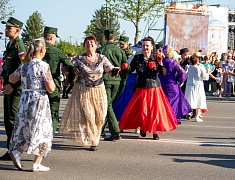 Бал цветов и Семейный бал украсили Благовещенск
