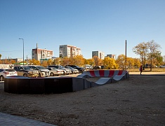 Мэр Благовещенска Олег Имамеев в ходе выездного совещания проконтролировал ход работ на универсальной спортплощадке в микрорайоне