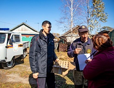 Сотрудники ГОЧС раздают пожарные извещатели