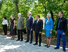 Цветы в память о подвиге советских солдат возложили в Благовещенске