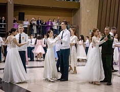 Больше 400 благовещенцев закружил кадетский бал