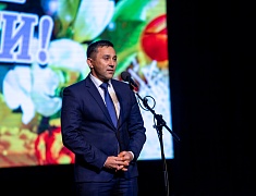 В Благовещенске за заслуги наградили более сотни педагогов