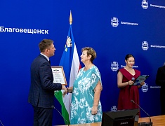 В Благовещенске работников торговли отметили Почетными грамотами