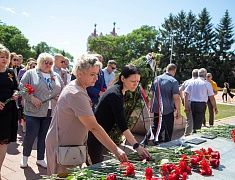 Цветы в память о подвиге советских солдат возложили в Благовещенске