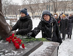 В День Героев России мэр Олег Имамеев и городские депутаты возложили цветы к памятнику Юрию Кузнецова