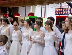 Больше 400 благовещенцев закружил кадетский бал