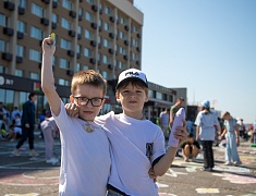 В День защиты детей маленькие благовещенцы рисовали на асфальте
