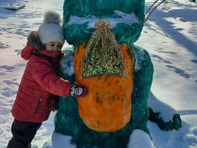 Двухметровый динозавр поселился в благовещенском детском саду 