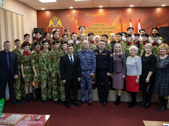 Мэр Благовещенска Олег Имамеев вручил кубок наставника месяца Виктору Ныркову