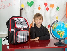 Почти 400 благовещенских первоклассников в Благовещенске получили к школе ранцы с канцелярией