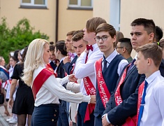 Во всех школах Благовещенска прозвенели последние звонки