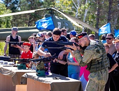 Более 4 с половиной тысяч благовещенцев отметили День государственного флага