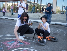 В День защиты детей маленькие благовещенцы рисовали на асфальте