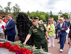 В День памяти и скорби благовещенцы возложили цветы к памятнику воинам-амурцам