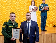 В Благовещенске в честь 84 дня рождения ДВОКУ личному составу вручили награды