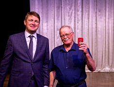 Знаки «50 лет Байкало-Амурской магистрали» вручили благовещенцам