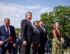 В день города прошли торжественные церемонии возложения цветов