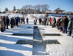  Благовещенцы окунулись в прорубь на Крещение