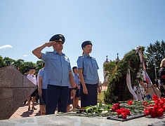 Цветы в память о подвиге советских солдат возложили в Благовещенске