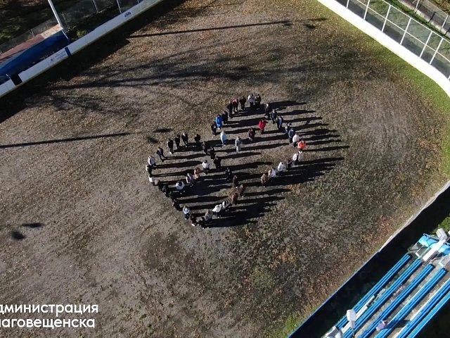 В Благовещенске отметили День воссоединения новых регионов с Россией. Одиннадцатиклассники посмотрели патриотический фильм и приняли участие во флешмобе.