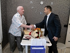 Мэр Олег Имамеев вручил юбилейную медаль "блокаднику" Валерию Великоборцу