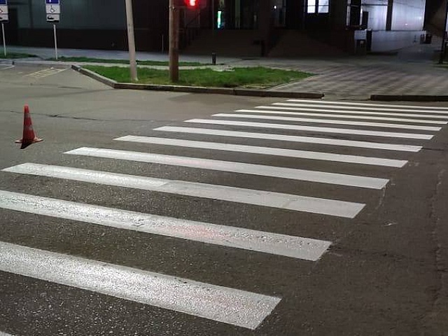 Дорожники обновляют разметку вблизи учебных заведений областного центра