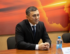 Мэр Благовещенска Олег Имамеев вручил кубок наставника месяца Виктору Ныркову