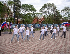 Олег Имамеев вручил благовещенским школьникам первые паспорта