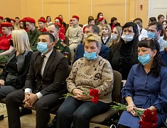 В одной из школ Благовещенска установили первые парты Героев