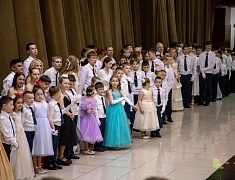 Больше 400 благовещенцев закружил кадетский бал