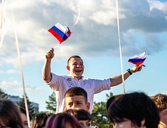 Почти 1200 благовещенских выпускников прошли в торжественном шествии по центру Благовещенска 