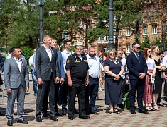 Мэр Благовещенска в День России вручил паспорта 13 юным благовещенцам