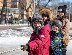 Благовещенцы проводили зиму блинами и хороводами