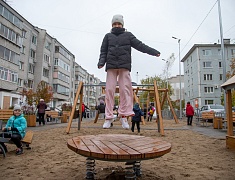 Жители еще двух благовещенских дворов получили современные игровые площадки