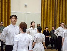 В Благовещенске в танце закружились более сотни студентов