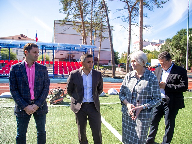 Мэр Олег Имамеев оценил ход работ на стадионе Алексеевской гимназии