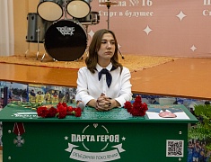 В одной из школ Благовещенска установили первые парты Героев