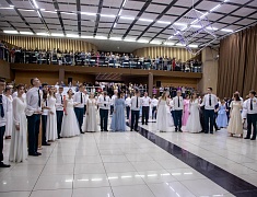 Больше 400 благовещенцев закружил кадетский бал