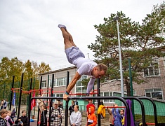 «Умную» спортивную площадку в Благовещенске открыли зарядкой и состязаниями