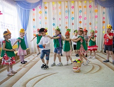 В благовещенском детском саду №67 спортивный флешмоб объединил родителей, детей и педагогов