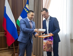 Мэр Олег Имамеев наградил победителей конкурса "Снежная открытка 2022" 