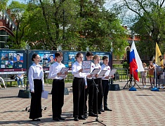 Мэр Благовещенска в День России вручил паспорта 13 юным благовещенцам