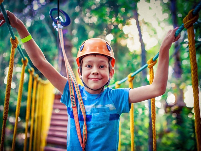 Заряд бодрости перед школой, теплый бассейн, квесты и игры: юных благовещенцев ждут в конце лета в лагере имени Гагарина