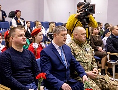 Парту Героя в память об участнике СВО открыли в школе №22 Благовещенска