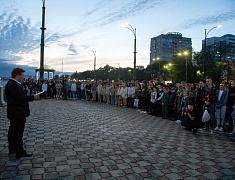 Более 400 благовещенцев на набережной Амура зажгли свечи в память о жертвах всех терактов 